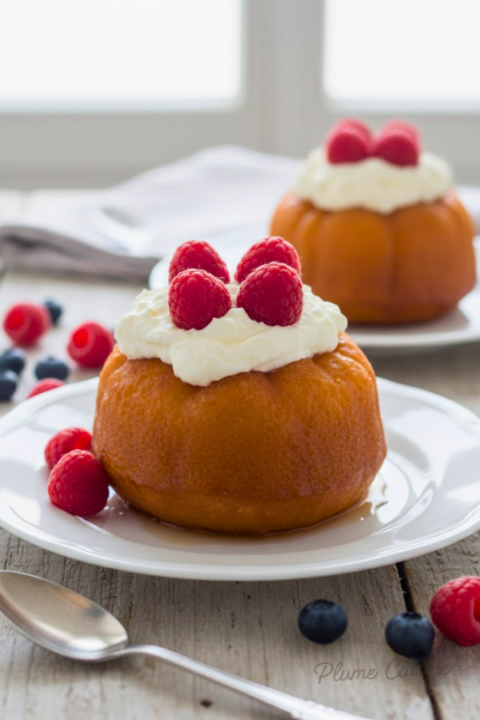 Baba au rhum rapide sur une assiette