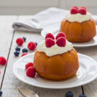 Petits Baba au rhum rapide sur une assiette