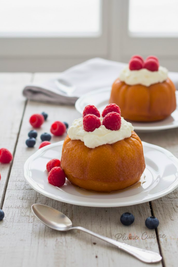 Petits Baba au rhum rapide sur une assiette