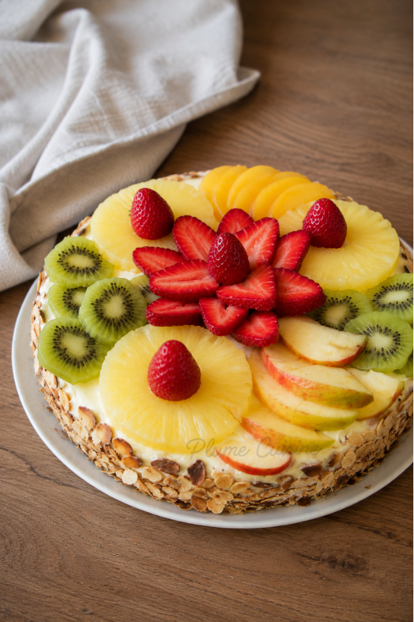 Génoise à la crème pâtissière décorée de fruits