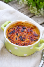 Petit ramequin vert avec de la crème brûlée au coco