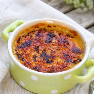 Petit ramequin vert avec de la crème brûlée au coco