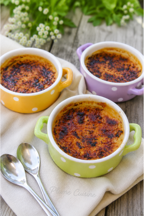 Crème brûlée au coco dans des petits ramquins