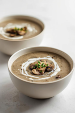 Velouté de champignons présenté dans des bols