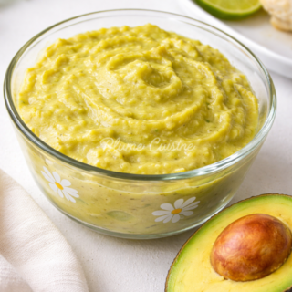 sauce antillaise à l'avocat pour poisson présentée dans un joli petit bol