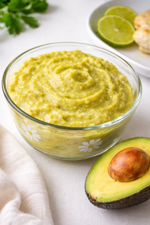 sauce antillaise à l'avocat pour poisson présentée dans un petit bol