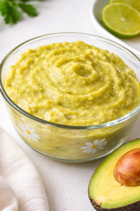 sauce antillaise à l'avocat pour poisson dans un bol