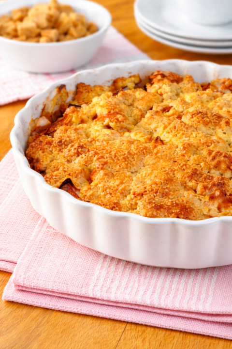 Tarte aux pommes suédoise dans un plat rond.