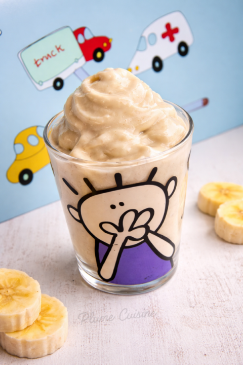 Glace banane sans sorbetière dans un verre pour enfant