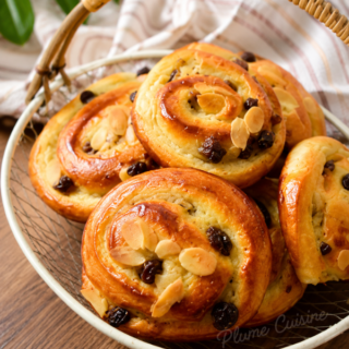 Pains aux raisins maison présentés dans un panier