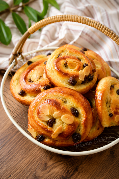 Pains aux raisins maison dans un panier
