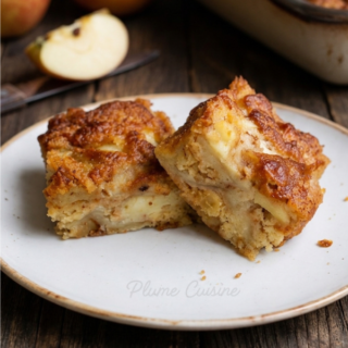 Deux parts de Brownies aux pommes sur une assiette blanche