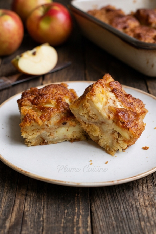 Deux parts de Brownies aux pommes sur une assiette blanche