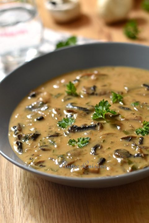 Soupe hongroise aux champignons dans un bol