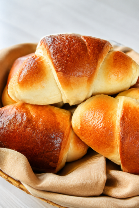 Petits croissants au coco dans un panier