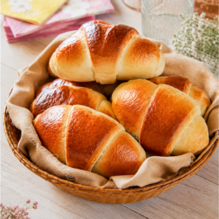 Panier de plusieurs petits croissants au coco