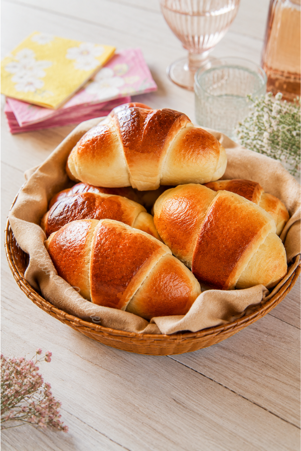 Panier de plusieurs petits croissants au coco