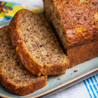 Cake aux bananes sans beurre coupé en tranches
