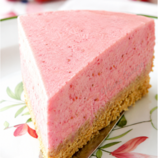 Belle part de Tarte mousse à la fraise sur une assiette