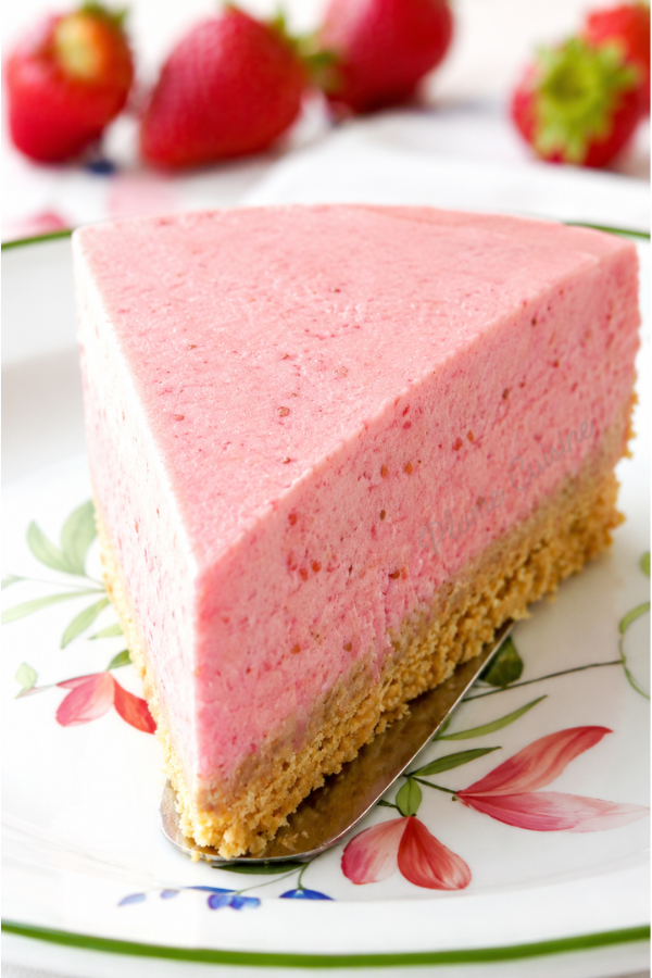 Belle part de Tarte mousse à la fraise sur une assiette