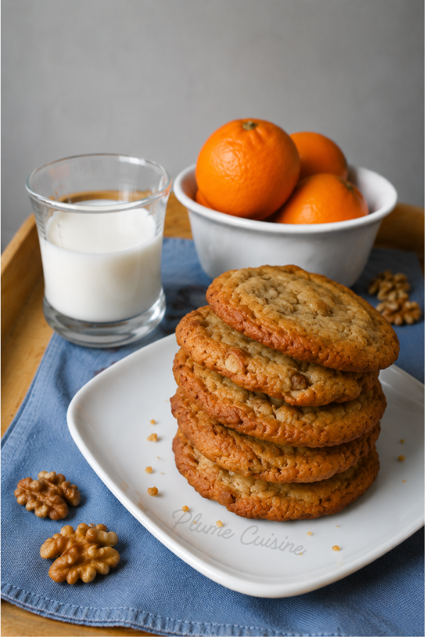Biscuits moelleux à la banane et aux noix empillés sur une assiette blanche