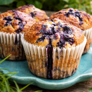 Muffins aux myrtilles sur une assiette