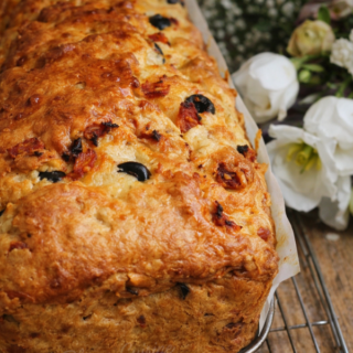 Délicieux cake salé au chorizo, olives et mozzarella