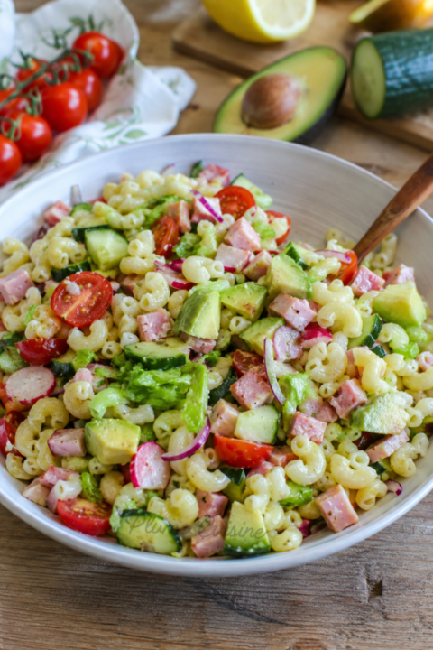 Salade de pâtes à l'avocat et au jambon dans une belle assiette