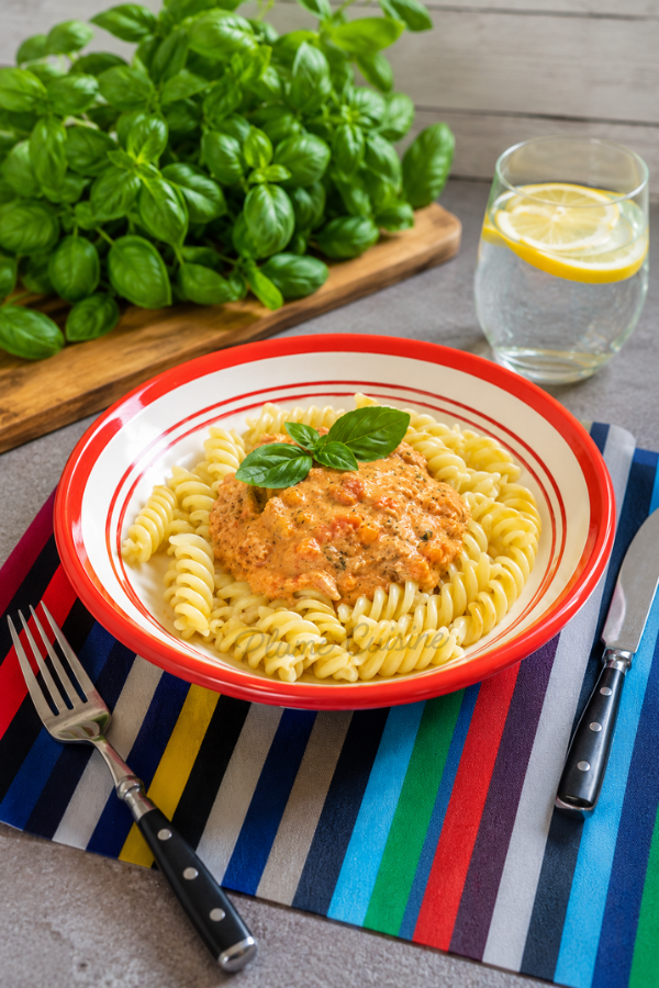 Sauce tomate au thon et au lait de coco sur des pâtes