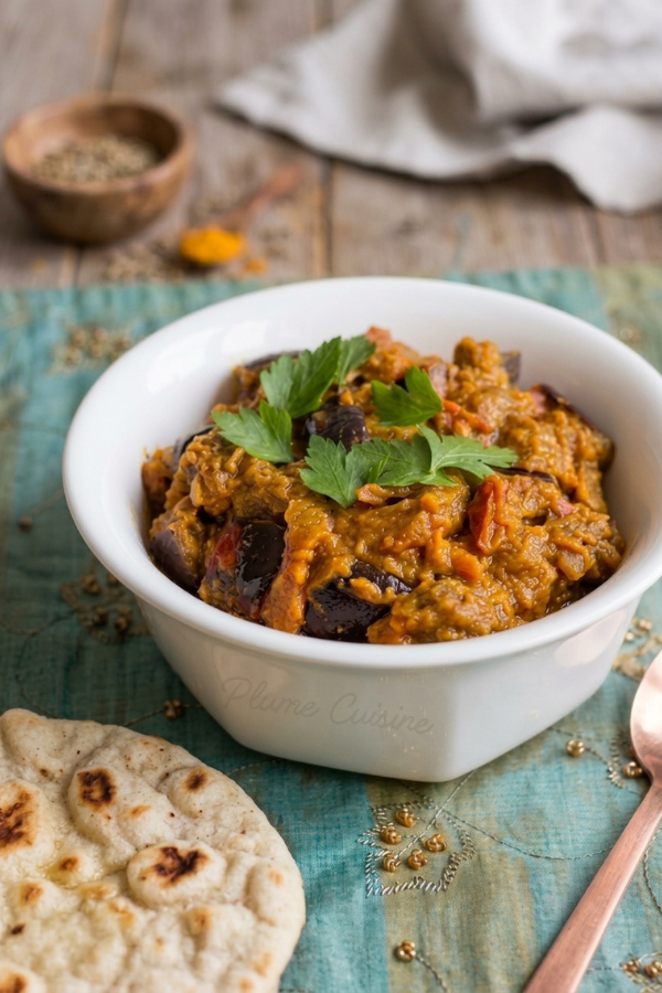 Aubergines au curry sur une jolie table