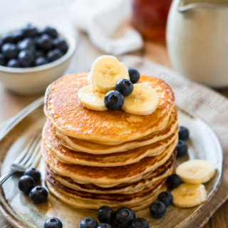 Pancakes inratables et fluffy empillés sur un plat