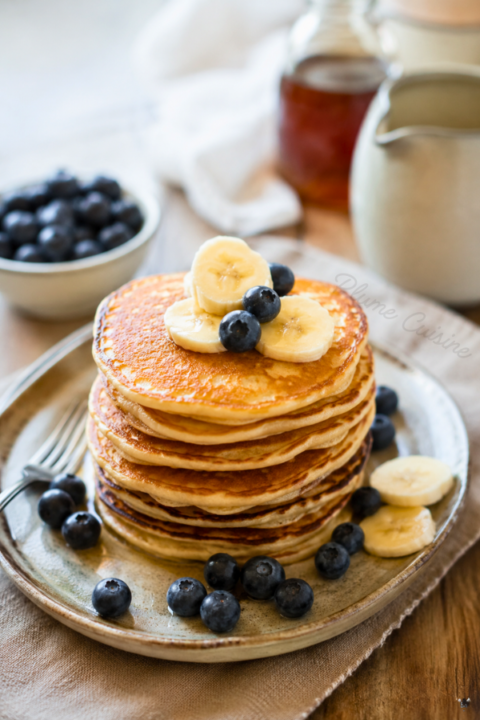 Pancakes inratables et fluffy empillés sur un plat