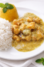 Lambi au lait de coco et au curry avec du riz et de la purée de banane jaune