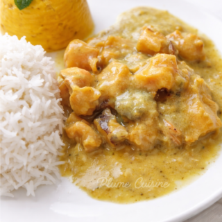 Lambi au lait de coco et au curry avec du riz et de la purée de banane jaune