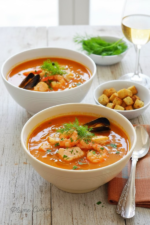 Deux bols de soupe de poisson Suédoise