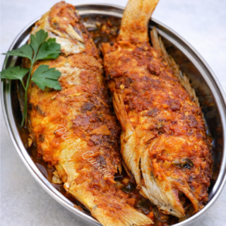 Deux poissons frits antillais dans un plat