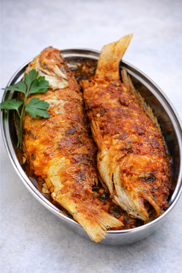 Deux poissons frits antillais dans un plat