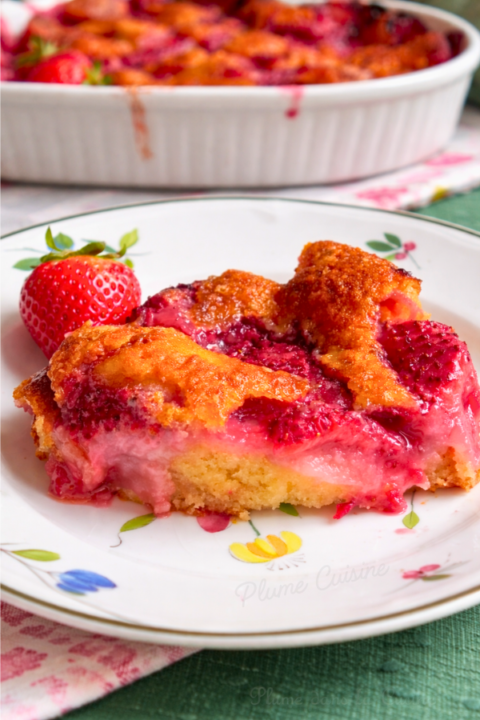Part de délicieux cobbler aux fraises 