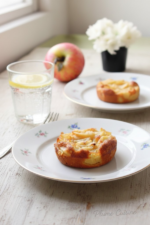 Petits gâteaux fondants aux pommes sur une assiette