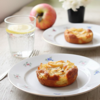 Petits gâteaux fondants aux pommes sur une assiette