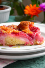 Cobbler aux fraises sur une assiette