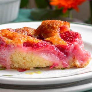 Cobbler aux fraises sur une assiette