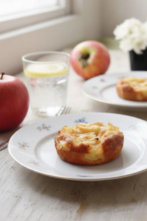 Un petit gâteau aux pommes moelleux appelé délices aux pommes