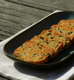 Biscuits à la sardine et aux olives noires dans un plat