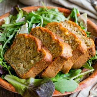 Cake au thon en tranches sur de la salade