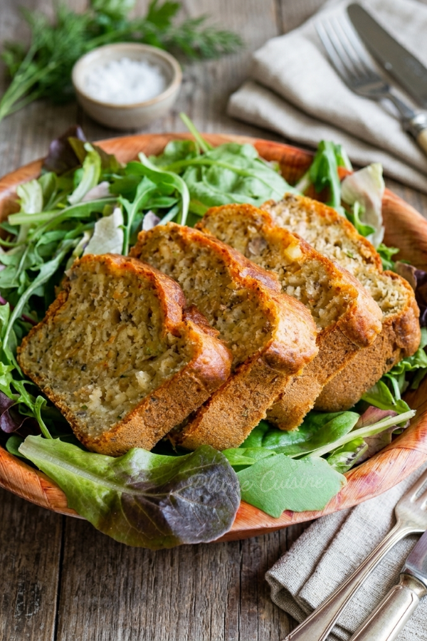 Cake au thon en tranches sur de la salade