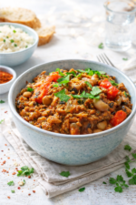 Bol de haricots à œil noir et viande hachée épicée