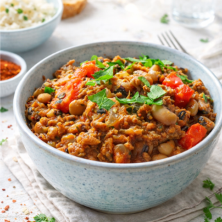 Bol de haricots à œil noir et viande hachée épicée