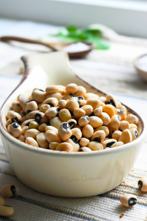 Haricots à œil noir secs dans un récipient