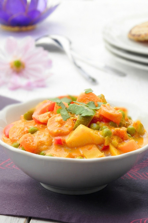 Korma aux légumes colorés dans une sauce crémeuse et parfumée aux épices indiennes.